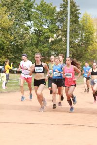 Bėgikai bėga bėgimo trasoje 