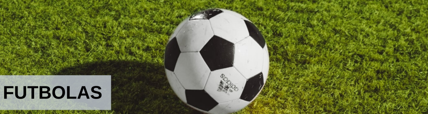 Futbolo kamuolys guli žolėje